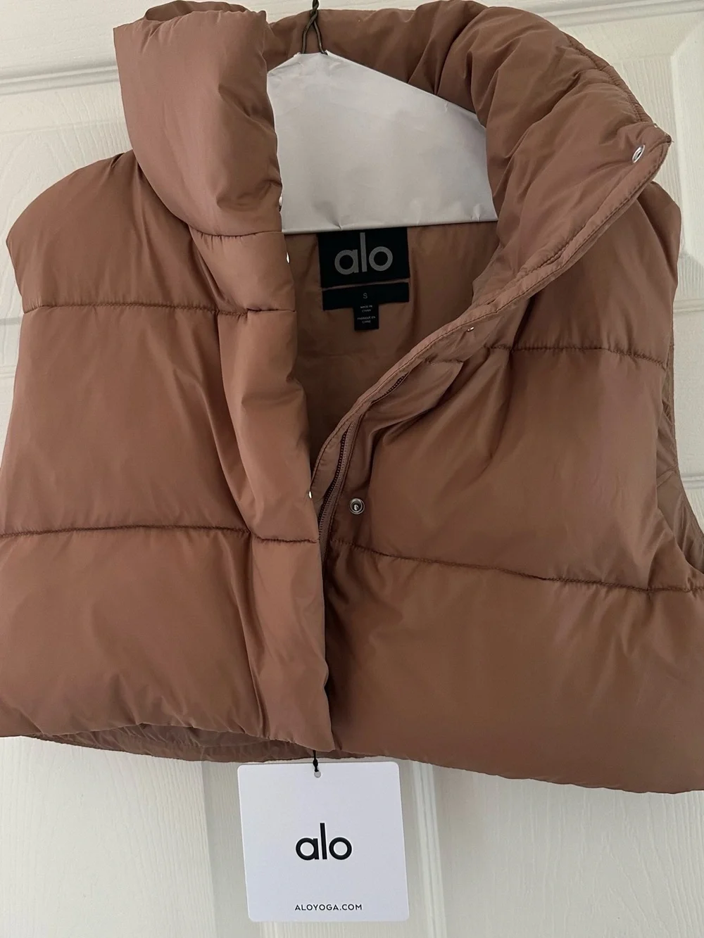 NWT ALO Yoga Extreme Cropped Gold Rush Puffer Vest